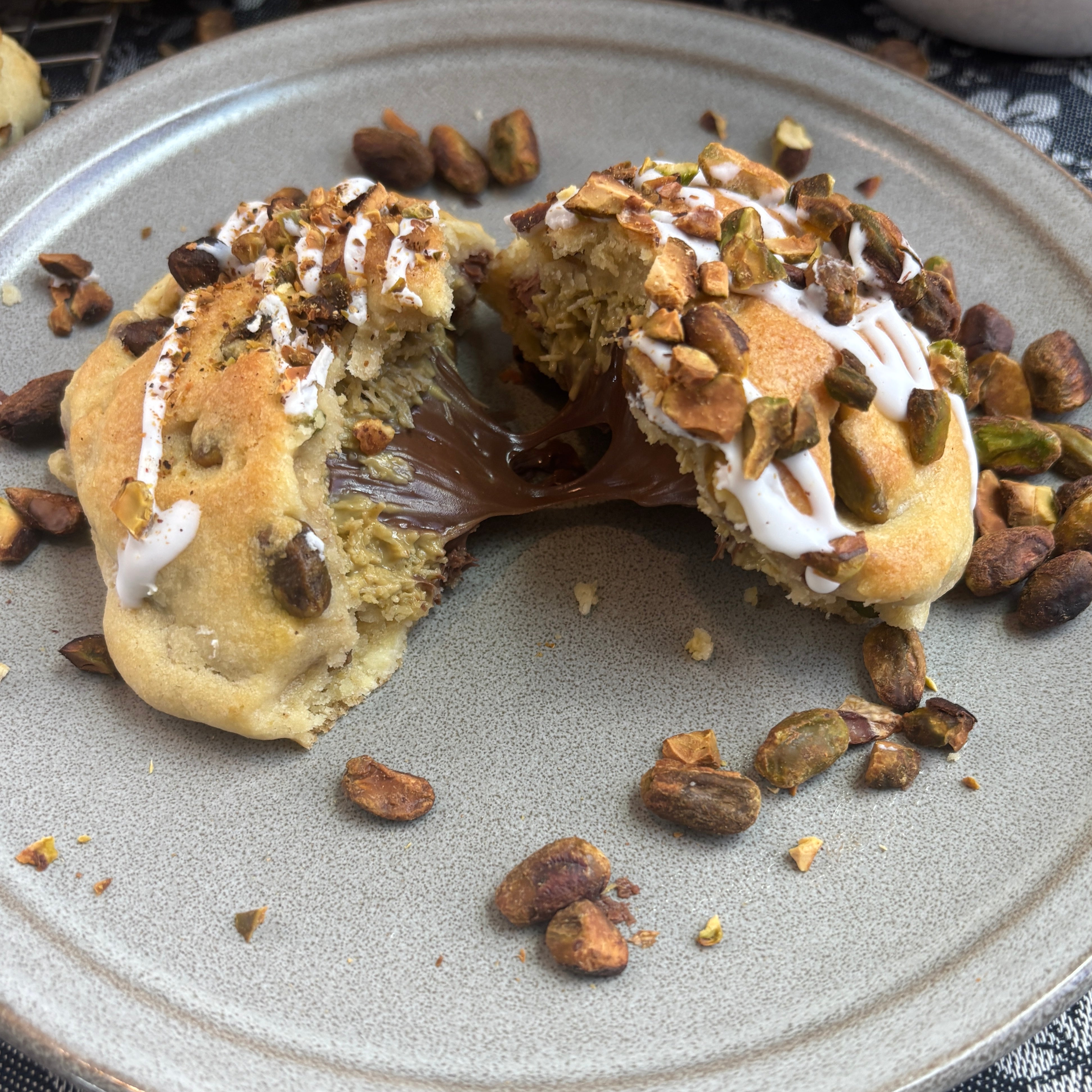 Dubai (Pistacho + Kadayif + Nutella)
